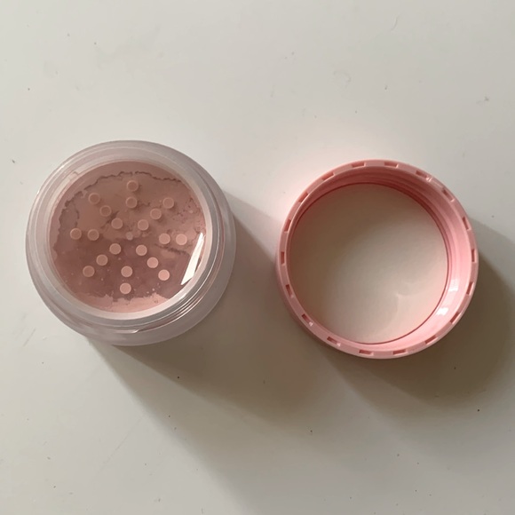 One Size Ultimate Blurring Setting Powder - Picture 4 of 5